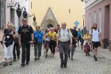 Biskup opolski Andrzej Czaja pielgrzymuje nyskim szlakiem św. Jakuba. Czterodniowa pielgrzymka to ponad 100 km drogi do przejścia