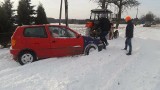 Trudne warunki drogowe na Jurze po intensywnych opadach śniegu. Samochody w zaspach ZDJĘCIA