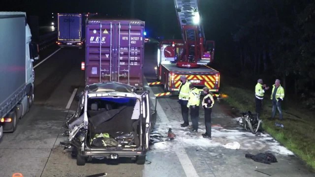Pięć ofiar śmiertelnych wypadku polskiego busa w Niemczech. Pojazd kompletnie zniszczony