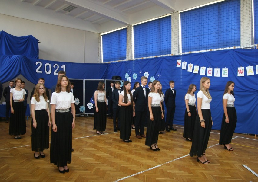 Ostrów Mazowiecka. Zakończenie roku szkolnego 8 klas w Szkole Podstawowej nr 3. Zdjęcia. 25.06.2021