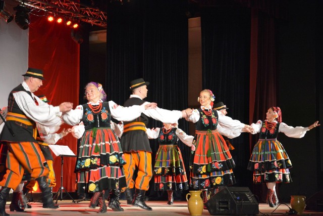 Na estradzie starachowickiego Parku Kultury Teatr Muzyczny nad Kamienną "Starachowianie"