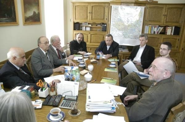Członkowie kapituły, od lewej: Kazimierz Jednoróg, Piotr Miczka, Karol Cebula, Krystian Kobyłka, ks. Zygmunt Lubieniecki, Wojciech Potocki, Artur Karda i Marian Szczurek.