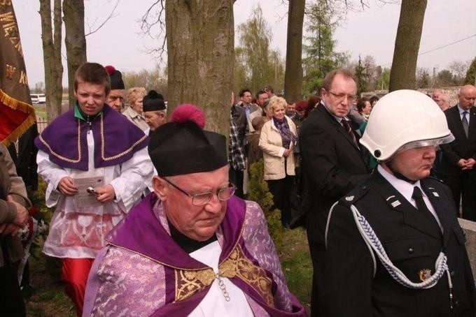 TRYSZCZYN - miejsce pamięci narodowej - uroczyste pochowanie urny z procham