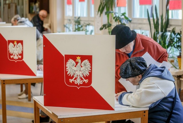 Wybory samorządowe odbędą się w niedzielę, 7 kwietnia. Ewentualna druga tura zaplanowana została na 21 kwietnia. W gminie Dąbrowa Chełmińska o fotel wójta walczy dwóch kandydatów - lista nazwisk w artykule.