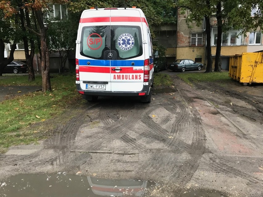 Wrocław. Mieszkańcy Tarnogajskiej mają dość prywatnego pogotowia, które działa w ich bloku