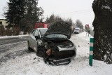 Wypadek w Łękach na trasie Kęty - Oświęcim. Zderzył się dwa samochody, jedna osoba trafiła do szpitala. Nie ma już utrudnień [ZDJĘCIA]