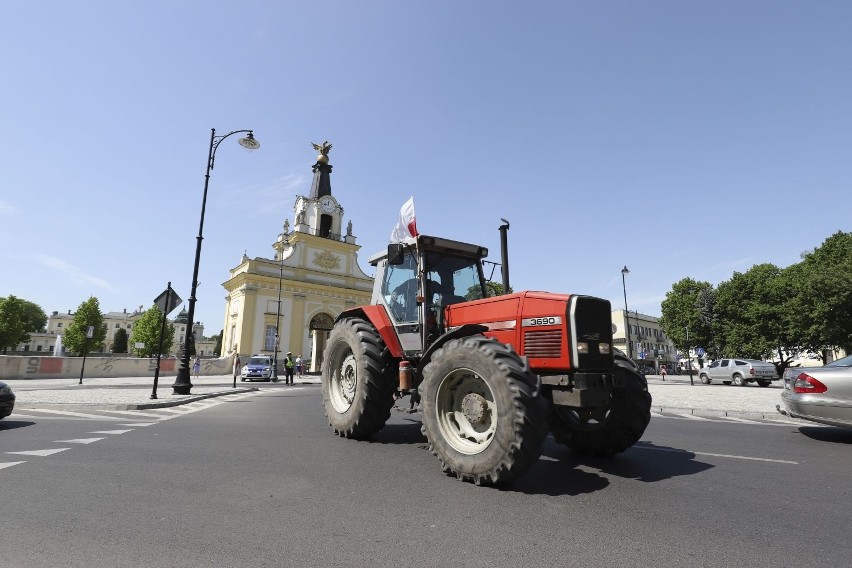 Białystok. Protest podlaskich rolników. Nowe znaki uniemożliwiły dojazd (zdjęcia,wideo)