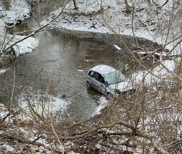 Wypadek w powiecie włocławskim, Ford wpadł do rzeki. Zobaczcie zdjęcia