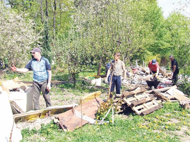 Wielkie sprzątanie dzikiego wysypiska pod przyszłą wioskę dziecięcą przy ul. Głowackiego w Koszalinie. 