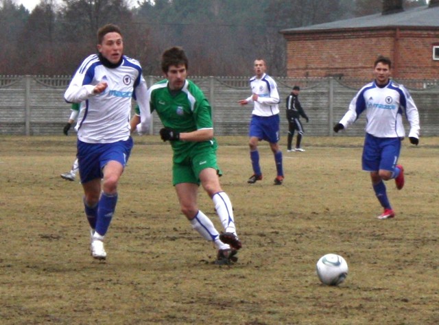 Łukasz Jamróz (z lewej) w sobotę zagrał na prawej pomocy w barwach Broni. Kilka razy popisał się szybkimi rajdami