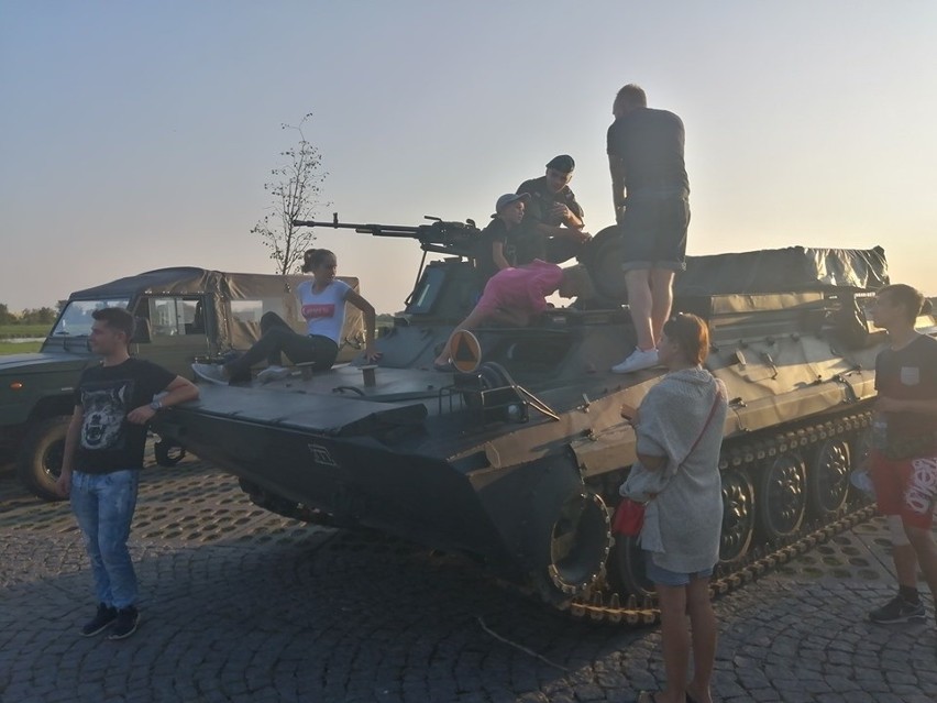 Piknik militarny w Sandomierzu przyciągnął tłumy. Każdy chciał zobaczyć sprzęt wojskowy (ZDJĘCIA) 