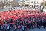 W Gorlicach jest dzisiaj biało-czerwono. Na płycie rynku powstała żywa flaga. Przyszły setki uczniów z biało-czerwonymi balonikami