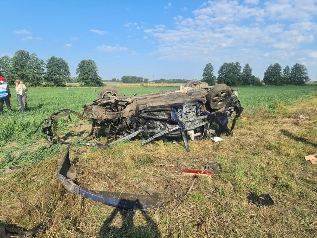 W piątek, 10 września, około godziny 8.30, doszło do wypadku na przejeździe kolejowym w okolicach Budzynia. Przejazd ten jest niestrzeżony, ale stoi przed nim znak "stop". Najwyraźniej zignorował go, kierujący nissanem, 29-letni mieszkaniec gminy Budzyń. Swoim samochodem wjechał wprost pod nadjeżdżający pociąg osobowy, relacji Przemyśl-Słupsk.