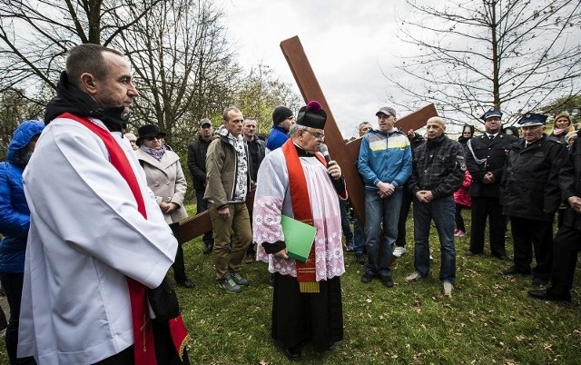 Modlitwa na Górze Zamkowej. Na zdjęciu ksiądz Marek Łosak (pierwszy od lewej), ksiądz proboszcz Jan Staworzyński. Widać na nim także nowy krzyż wykonany przez Adolfa Sucheckiego.