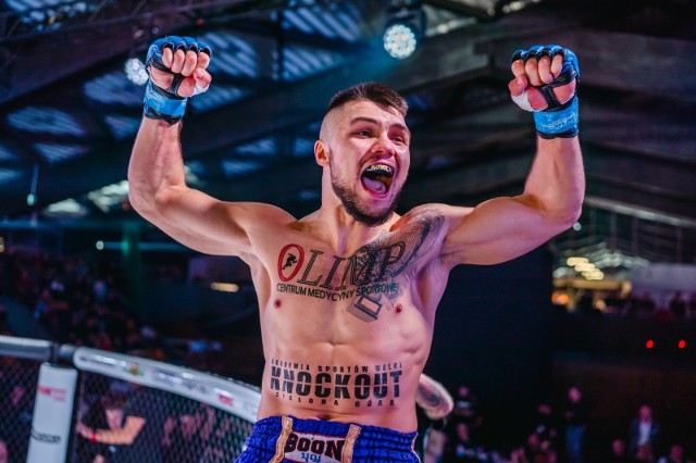 Kacper Frątczak, wojownik ASW Knockout Zielona Góra, szybko rozprawił się z rywalem podczas gali Hybrid MMA w Lesznie.
