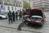 Wrocław: Samochód wjechał w motocyklistę. 22-latek w szpitalu (ZDJĘCIA)