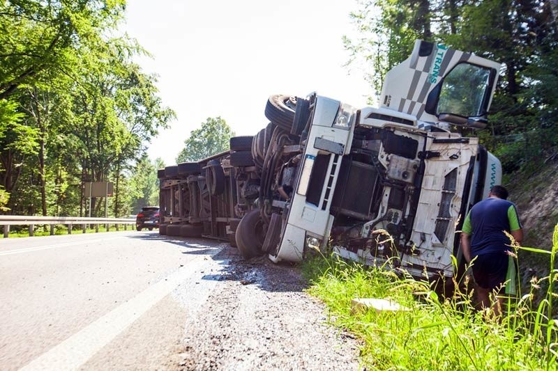 Tir wpadł do rowu w Woli Komborskiej...