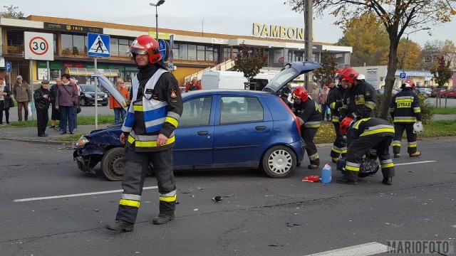 21-letnia kobieta kierująca fiatem chciała skręcić w lewo na ulicy Niemodlińskiej w Opolu. Wymusiła pierwszeństwo na jadącym z przeciwka daewoo. Doszło do zderzenia z samochodem kierowanym przez 66-latkę. Daewoo siłą odrzutu uderzyło jeszcze w zaparkowane renault. Do wypadku doszło przed południem. Do szpitala trafiła sprawczyni, 21-latka. Dokładne okoliczności wypadku ustala policja.