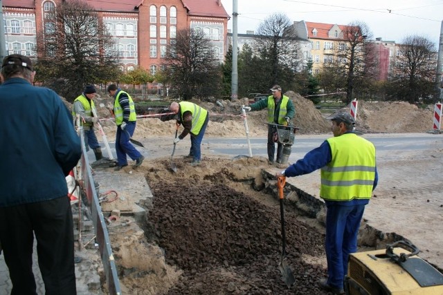 Powodem zamknięcia odcinka alei 23 Stycznia jest przebudowa wodociągu i kanalizacji w ramach modernizacji sieci tramwajowej. 