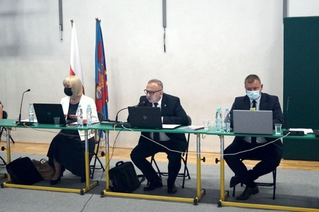 Wójt Gminy Grudziądz Andrzej Rodziewicz (w środku) uzyskał absolutorium i wotum zaufania jednogłośną decyzją radnych.