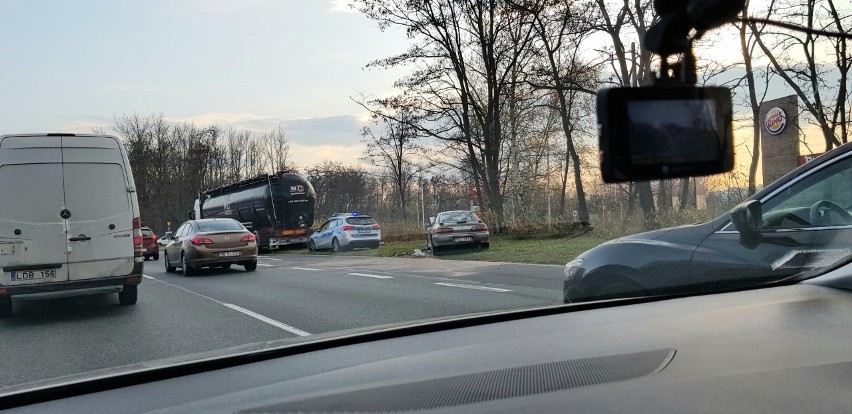 Samochody zderzyły się z cysterną w Katowicach na DK86