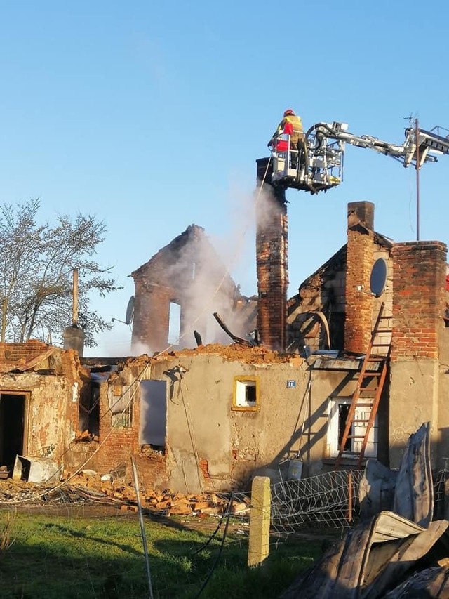 W pożarze w Starym Kurowie jednej nocy spłonęły dwa budynki mieszkalne mieszkalne w różnej części wsi. Przyjaciele i znajomi ruszyli z pomocą pogorzelcom