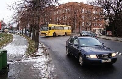 Skrzyżowanie ulic Konarskiego i Nideckiego jest w tej chwili jednym z bardziej niebezpiecznych, szczególnie dla kierowców włączających się od strony os. Błonie. Fot. Paweł Plinta