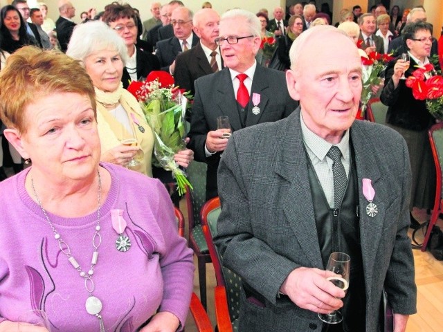 Razem są od 50 lat. 23 małżeństwa z Kielc świętowały jubileusze złotych godów. Uroczystość odbyła się w kieleckim Urzędzie Miasta.