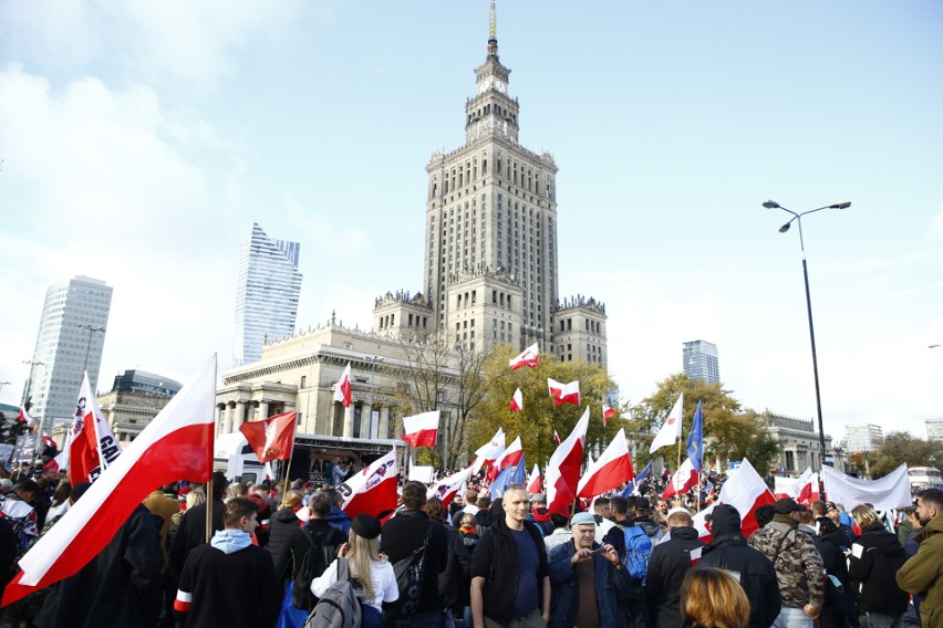 O godz. 12 w centrum Warszawy rozpoczął się protest...