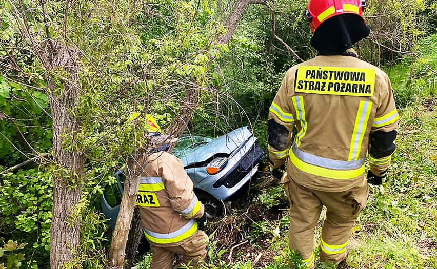 Wypadek pod Limanową. Auto runęło z wysokiej skarpy do potoku. Kierowca ranny