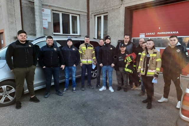 Strażacy-ochotnicy z Belska Dużego przed wtorkowym wyjazdem na granicę polsko-ukraińską.