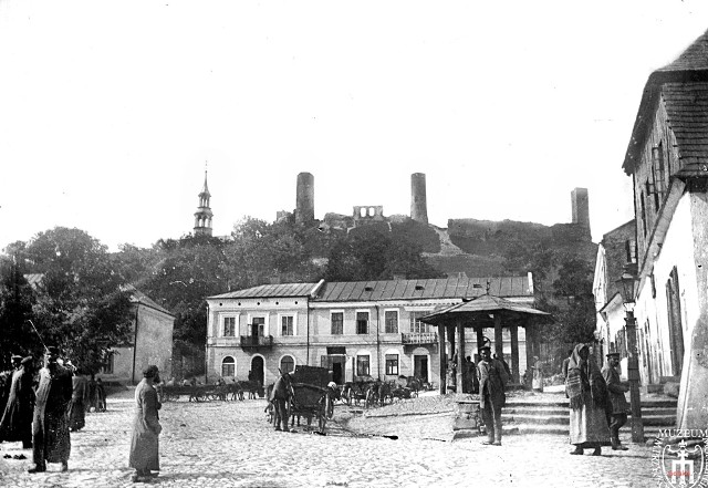 1914 , Fragment zabudowy Rynku w Chęcinach, w tle zamek, Muzeum Przypkowskich