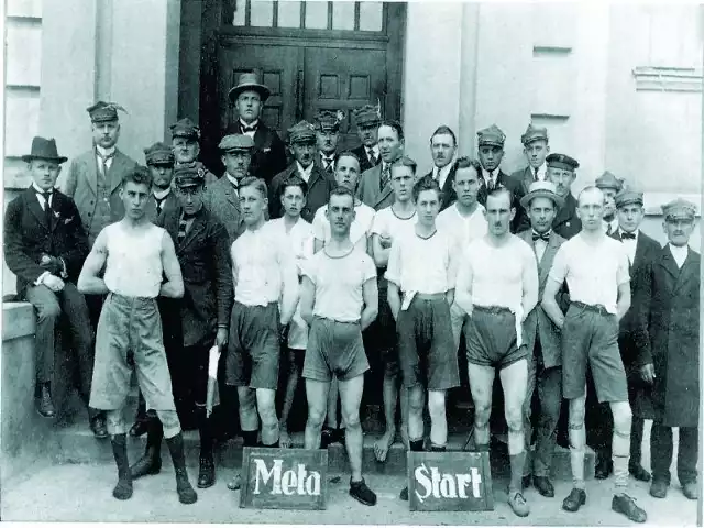 Członkowie Towarzystwa Gimnastycznego "Sokół&#8221; po biegu, jaki się odbył 1 lipca 1923 r.