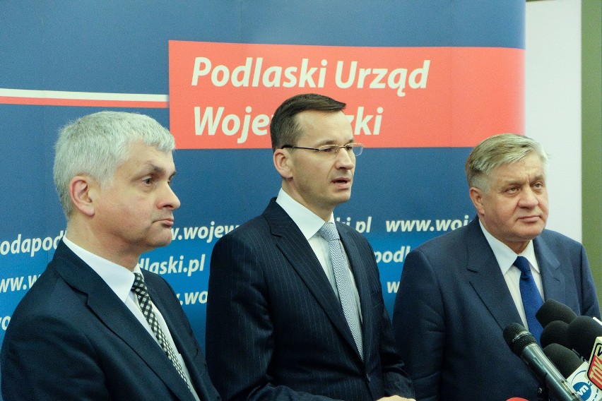 Wicepremier Mateusz Morawiecki (w środku) w towarzystwie...