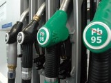 Posłowie PiS chcą podnieść ceny paliw, by łatać samorządowe drogi
