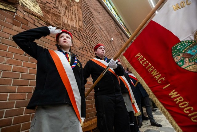 W wydarzeniu wzięli udział członkowie Związku Sybiraków, przedstawiciele Wojska Polskiego i służb mundurowych oraz poczty sztandarowe, a także delegacje władz samorządowych.