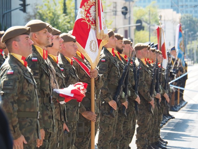 Ul. Piotrkowską przemaszerowały kompanie honorowe wojska polskiego