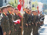 Obchody Święta Wojska Polskiego w Łodzi. Uroczystość na placu katedralnym przed Grobem Nieznanego Żołnierza 