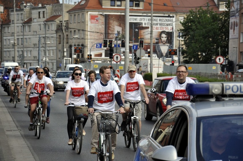 Przejechali przez miasto rowerami, by pokazać solidarność z Tunezją (ZDJĘCIA)
