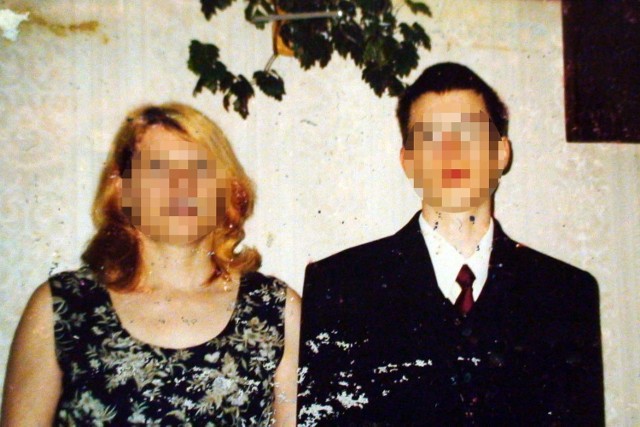 Policja ustaliła tożsamość mężczyzny dzięki publikacji zdjęcia znalezionego w jego plecaku. Okazało się, że na fotografii jest żona i syn zmarłego.
