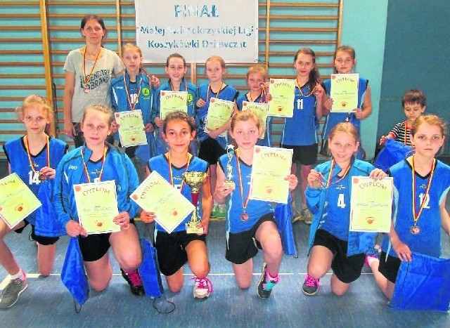 Koszykarki z Publicznej Szkoły Podstawowej w Oleśnicy w ładnym stylu wygrały Świętokrzyską Małą Ligę Dziewcząt.  