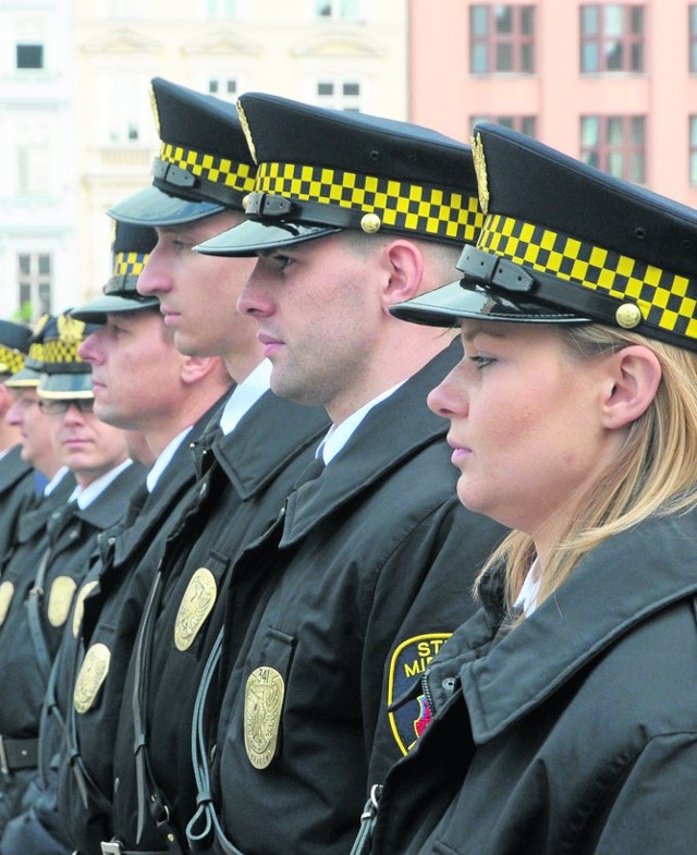 W Krakowie działa ponad 400 strażników miejskich. Rejonowych jest 108. Radni twierdzą, że nie powinni być anonimowi i nieosiągalni