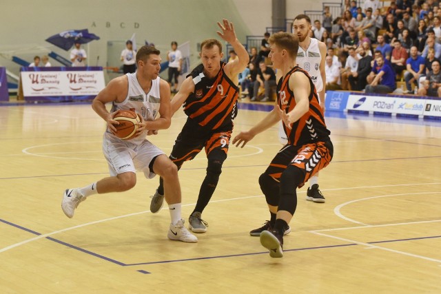 Tomasz Smorawiński (z piłką) zdobył dla Biofarmu Basket 16 punktów, ale w decydującym momencie niedzielnego meczu do kosza jednak nie trafił