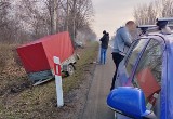 Wypadek na S1 w Sosnowcu. Samochód uderzył w drzewo. Przód pojazdu został całkowicie zniszczony