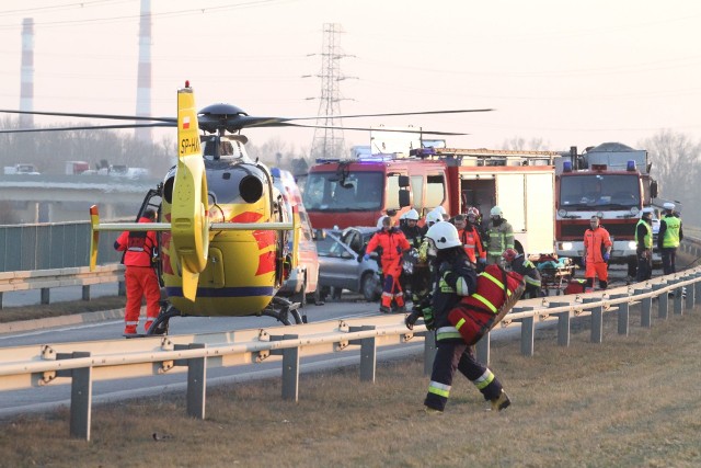 Poważny wypadek na Wschodniej Obwodnicy Wrocławia. Lądował helikopter LPR