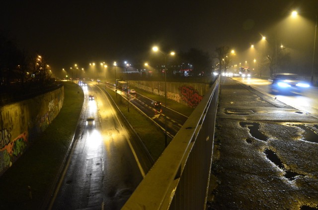 Trzeba wyremontować wiadukt na ul. Dąbrowskiego, który znajduje się nad ul. Lutycką. Będą tam tworzyć się duże korki