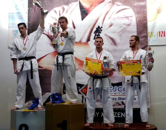 Marcin Dąbrowski na najniższym stopniu podium (drugi z prawej).