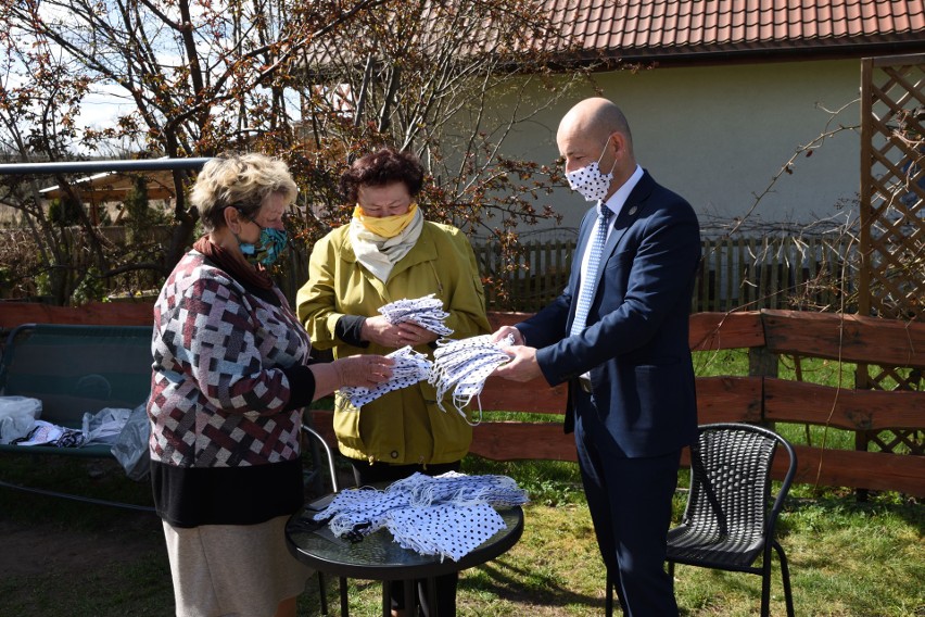 Seniorzy uszyli już blisko 1000 maseczek ochronnych dla...