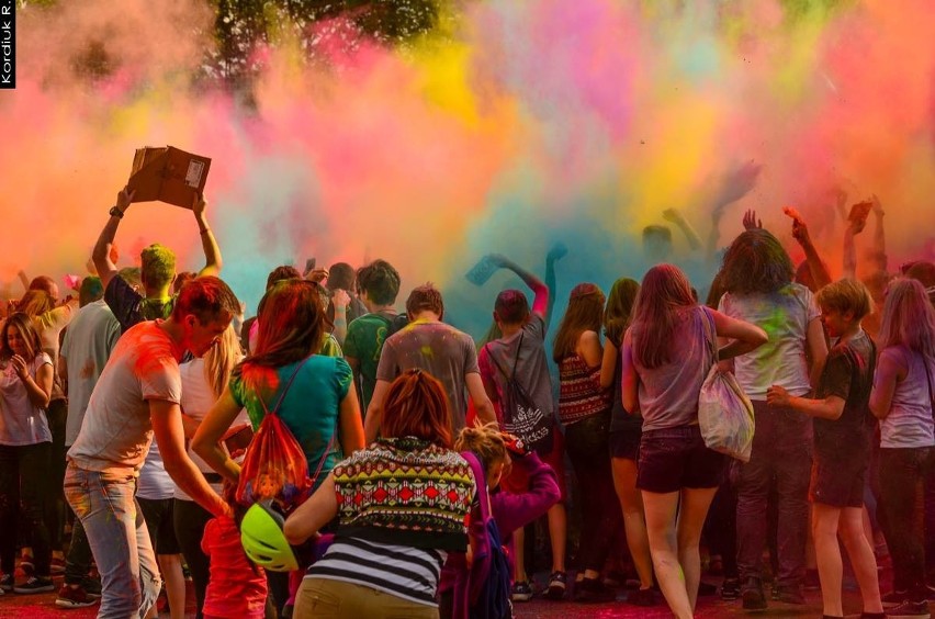 Uczestnikom Holi Festival ogromną frajdę sprawia „malowanie”...