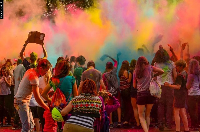 Uczestnikom Holi Festival ogromną frajdę sprawia „malowanie” się nawzajem proszkami o wszystkich kolorach tęczy.